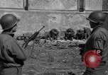 Immagine di Prigionieri tedeschi custodito da noi parlamentari durante la seconda guerra mondiale Periers Francia, 1944, secondo 41 filmato di repertorio 65675072547