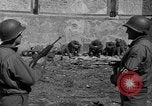 Immagine di Prigionieri tedeschi custodito da noi parlamentari durante la seconda guerra mondiale Periers Francia, 1944, secondo 44 filmato di repertorio 65675072547