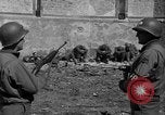 Immagine di Prigionieri tedeschi custodito da noi parlamentari durante la seconda guerra mondiale Periers Francia, 1944, secondo 45 filmato di repertorio 65675072547
