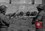 Immagine di Prigionieri tedeschi custodito da noi parlamentari durante la seconda guerra mondiale Periers Francia, 1944, secondo 46 filmato di repertorio 65675072547