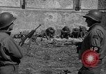 Immagine di Prigionieri tedeschi custodito da noi parlamentari durante la seconda guerra mondiale Periers Francia, 1944, secondo 47 filmato di repertorio 65675072547