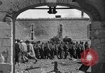 Immagine di Prigionieri tedeschi custodito da noi parlamentari durante la seconda guerra mondiale Periers Francia, 1944, secondo 50 filmato di repertorio 65675072547
