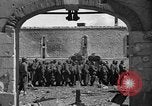 Immagine di Prigionieri tedeschi custodito da noi parlamentari durante la seconda guerra mondiale Periers Francia, 1944, secondo 52 filmato di repertorio 65675072547