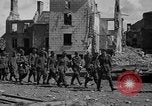 Immagine di Prigionieri tedeschi custodito da noi parlamentari durante la seconda guerra mondiale Periers Francia, 1944, secondo 53 filmato di repertorio 65675072547