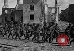 Immagine di Prigionieri tedeschi custodito da noi parlamentari durante la seconda guerra mondiale Periers Francia, 1944, secondo 55 filmato di repertorio 65675072547
