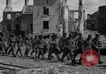 Immagine di Prigionieri tedeschi custodito da noi parlamentari durante la seconda guerra mondiale Periers Francia, 1944, secondo 56 filmato di repertorio 65675072547
