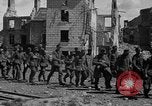 Immagine di Prigionieri tedeschi custodito da noi parlamentari durante la seconda guerra mondiale Periers Francia, 1944, secondo 57 filmato di repertorio 65675072547