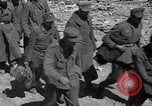 Immagine di Prigionieri tedeschi custodito da noi parlamentari durante la seconda guerra mondiale Periers Francia, 1944, secondo 58 filmato di repertorio 65675072547