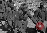 Immagine di Prigionieri tedeschi custodito da noi parlamentari durante la seconda guerra mondiale Periers Francia, 1944, secondo 60 filmato di repertorio 65675072547