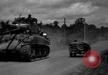 Standbild USA 2nd Armored Division während der Operation Cobra in Zweiten Weltkrieg Canisy Frankreich, 1944, aus Sekunde 4 historischem Filmmaterial Videoclip 65675072548