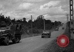 Standbild USA 2nd Armored Division während der Operation Cobra in Zweiten Weltkrieg Canisy Frankreich, 1944, aus Sekunde 16 historischem Filmmaterial Videoclip 65675072548