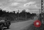 Standbild USA 2nd Armored Division während der Operation Cobra in Zweiten Weltkrieg Canisy Frankreich, 1944, aus Sekunde 19 historischem Filmmaterial Videoclip 65675072548
