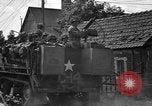 Standbild USA 2nd Armored Division während der Operation Cobra in Zweiten Weltkrieg Canisy Frankreich, 1944, aus Sekunde 26 historischem Filmmaterial Videoclip 65675072548