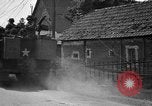 Standbild USA 2nd Armored Division während der Operation Cobra in Zweiten Weltkrieg Canisy Frankreich, 1944, aus Sekunde 27 historischem Filmmaterial Videoclip 65675072548
