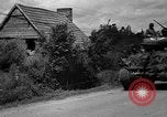 Standbild USA 2nd Armored Division während der Operation Cobra in Zweiten Weltkrieg Canisy Frankreich, 1944, aus Sekunde 30 historischem Filmmaterial Videoclip 65675072548