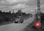 Standbild USA 2nd Armored Division während der Operation Cobra in Zweiten Weltkrieg Canisy Frankreich, 1944, aus Sekunde 34 historischem Filmmaterial Videoclip 65675072548