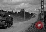 Standbild USA 2nd Armored Division während der Operation Cobra in Zweiten Weltkrieg Canisy Frankreich, 1944, aus Sekunde 38 historischem Filmmaterial Videoclip 65675072548