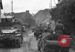 Standbild USA 2nd Armored Division während der Operation Cobra in Zweiten Weltkrieg Canisy Frankreich, 1944, aus Sekunde 45 historischem Filmmaterial Videoclip 65675072548
