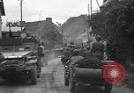Standbild USA 2nd Armored Division während der Operation Cobra in Zweiten Weltkrieg Canisy Frankreich, 1944, aus Sekunde 46 historischem Filmmaterial Videoclip 65675072548