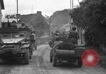 Standbild USA 2nd Armored Division während der Operation Cobra in Zweiten Weltkrieg Canisy Frankreich, 1944, aus Sekunde 47 historischem Filmmaterial Videoclip 65675072548
