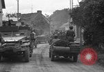 Standbild USA 2nd Armored Division während der Operation Cobra in Zweiten Weltkrieg Canisy Frankreich, 1944, aus Sekunde 48 historischem Filmmaterial Videoclip 65675072548