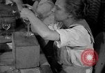 Standbild Gravur Becher United States USA, 1919, aus Sekunde 17 historischem Filmmaterial Videoclip 65675072550
