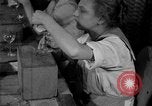 Standbild Gravur Becher United States USA, 1919, aus Sekunde 18 historischem Filmmaterial Videoclip 65675072550