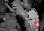 Standbild Gravur Becher United States USA, 1919, aus Sekunde 21 historischem Filmmaterial Videoclip 65675072550