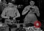 Standbild Gravur Becher United States USA, 1919, aus Sekunde 30 historischem Filmmaterial Videoclip 65675072550
