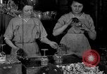 Standbild Gravur Becher United States USA, 1919, aus Sekunde 31 historischem Filmmaterial Videoclip 65675072550