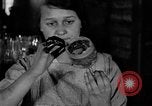 Standbild Gravur Becher United States USA, 1919, aus Sekunde 38 historischem Filmmaterial Videoclip 65675072550