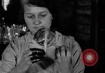 Standbild Gravur Becher United States USA, 1919, aus Sekunde 41 historischem Filmmaterial Videoclip 65675072550