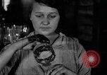 Standbild Gravur Becher United States USA, 1919, aus Sekunde 42 historischem Filmmaterial Videoclip 65675072550