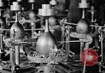 Standbild Gravur Becher United States USA, 1919, aus Sekunde 57 historischem Filmmaterial Videoclip 65675072550