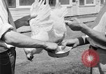 Standbild chicken anheben United States USA, 1919, aus Sekunde 40 historischem Filmmaterial Videoclip 65675072551