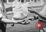 Standbild chicken anheben United States USA, 1919, aus Sekunde 41 historischem Filmmaterial Videoclip 65675072551