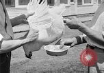 Standbild chicken anheben United States USA, 1919, aus Sekunde 42 historischem Filmmaterial Videoclip 65675072551