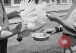 Standbild chicken anheben United States USA, 1919, aus Sekunde 43 historischem Filmmaterial Videoclip 65675072551