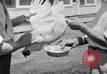 Standbild chicken anheben United States USA, 1919, aus Sekunde 44 historischem Filmmaterial Videoclip 65675072551
