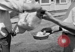 Standbild chicken anheben United States USA, 1919, aus Sekunde 46 historischem Filmmaterial Videoclip 65675072551
