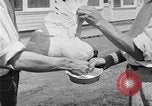 Standbild chicken anheben United States USA, 1919, aus Sekunde 49 historischem Filmmaterial Videoclip 65675072551