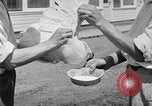 Standbild chicken anheben United States USA, 1919, aus Sekunde 50 historischem Filmmaterial Videoclip 65675072551