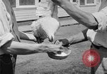Standbild chicken anheben United States USA, 1919, aus Sekunde 61 historischem Filmmaterial Videoclip 65675072551