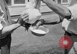 Standbild chicken anheben United States USA, 1919, aus Sekunde 62 historischem Filmmaterial Videoclip 65675072551