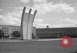 Standbild Luftbrückendenkmals Berlin Deutschland, 1953, aus Sekunde 4 historischem Filmmaterial Videoclip 65675072560