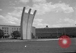Standbild Luftbrückendenkmals Berlin Deutschland, 1953, aus Sekunde 5 historischem Filmmaterial Videoclip 65675072560