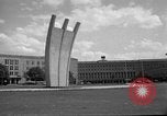 Standbild Luftbrückendenkmals Berlin Deutschland, 1953, aus Sekunde 6 historischem Filmmaterial Videoclip 65675072560