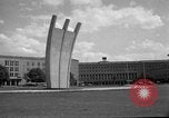 Standbild Luftbrückendenkmals Berlin Deutschland, 1953, aus Sekunde 9 historischem Filmmaterial Videoclip 65675072560