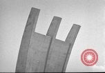 Standbild Luftbrückendenkmals Berlin Deutschland, 1953, aus Sekunde 15 historischem Filmmaterial Videoclip 65675072560
