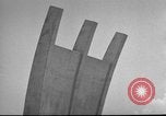 Standbild Luftbrückendenkmals Berlin Deutschland, 1953, aus Sekunde 16 historischem Filmmaterial Videoclip 65675072560